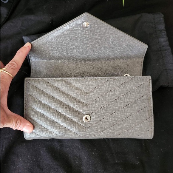 Ysl Portefeuille Famme (174Y7) Mo
Grey Metallasse Flap Wallet. - Picture 15 of 16